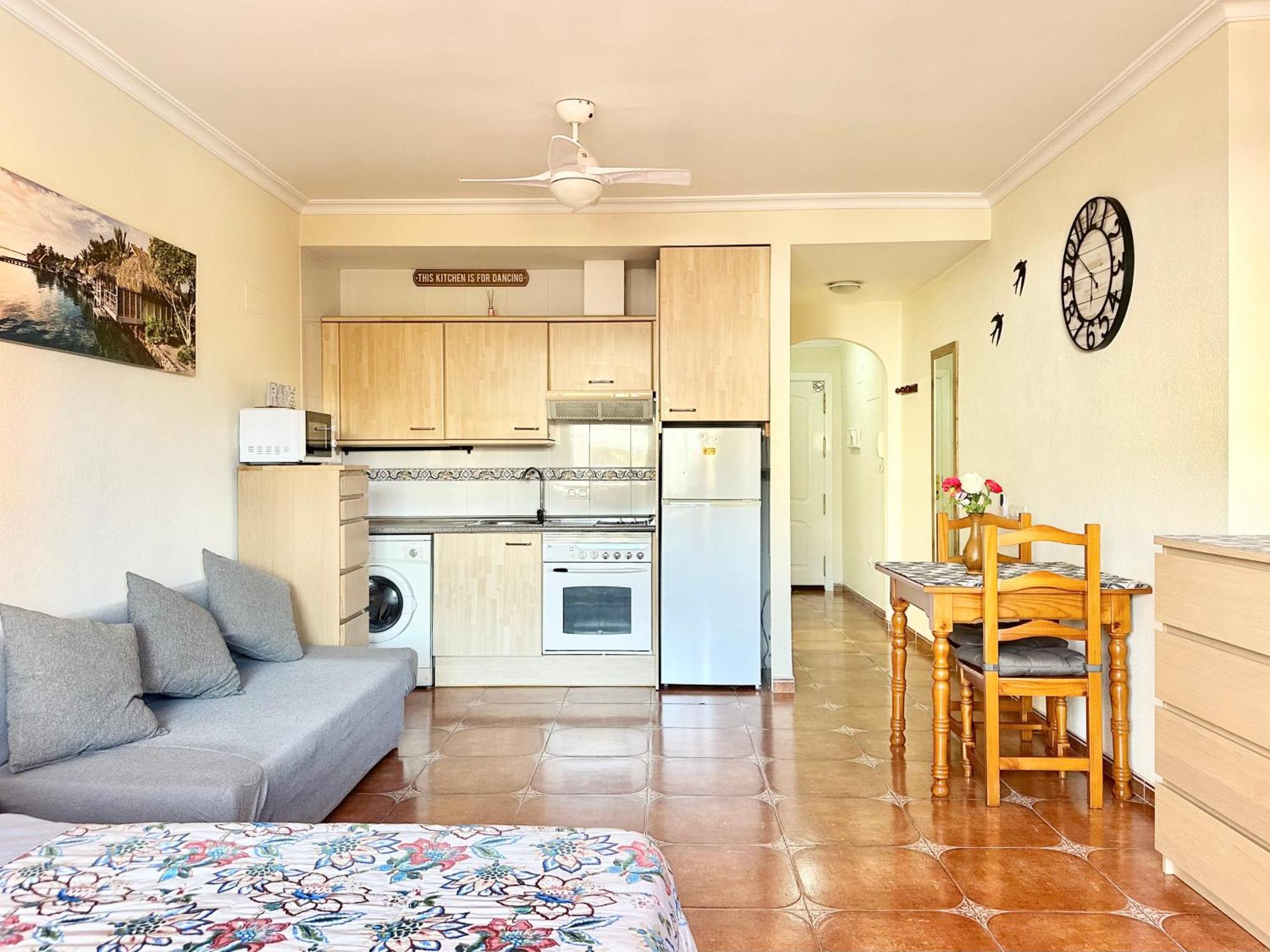 Costa Del Sol Seaside Studio - 5 Mins From Beach 푸엔히롤라 외부 사진