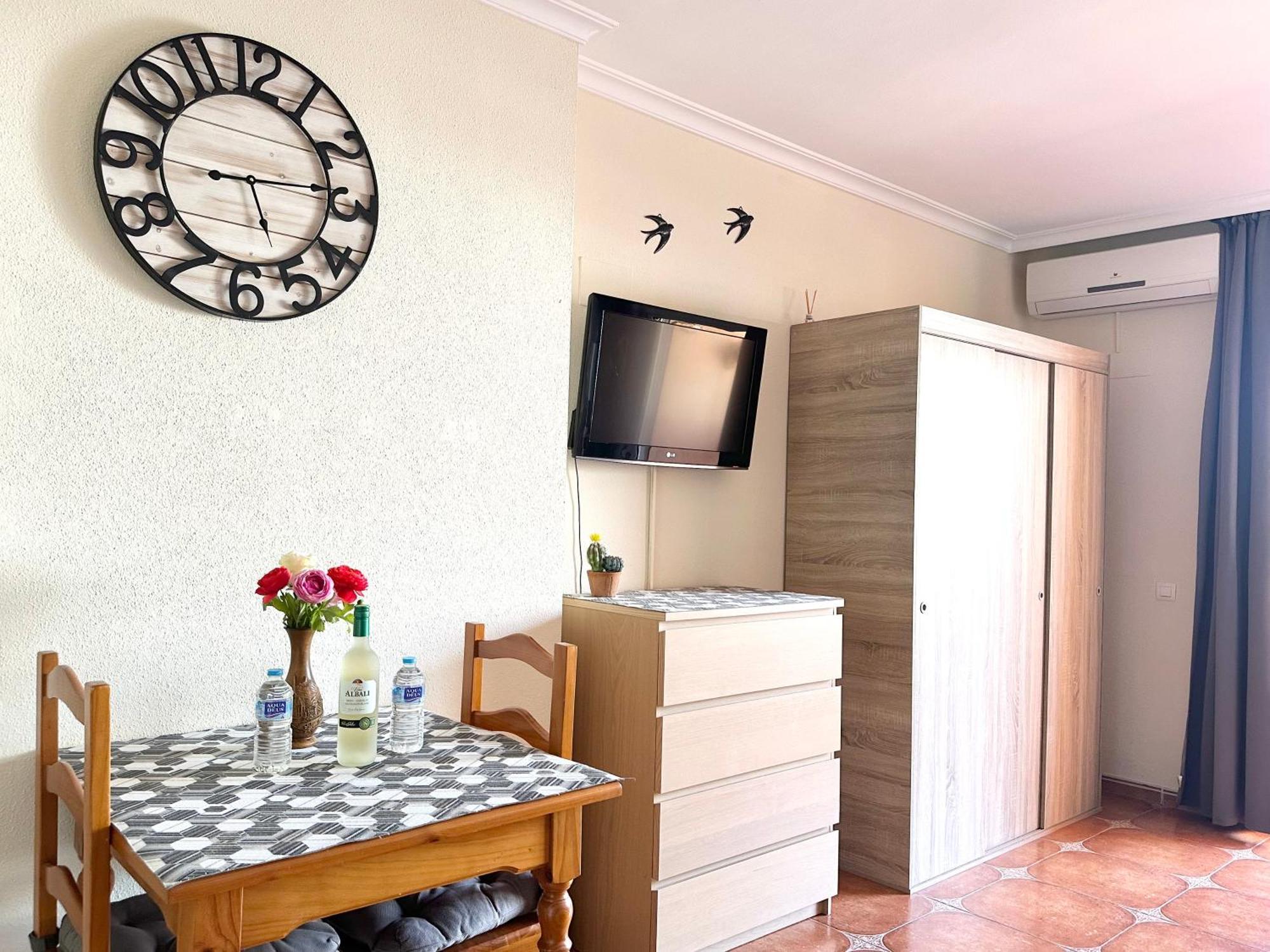 Costa Del Sol Seaside Studio - 5 Mins From Beach 푸엔히롤라 외부 사진