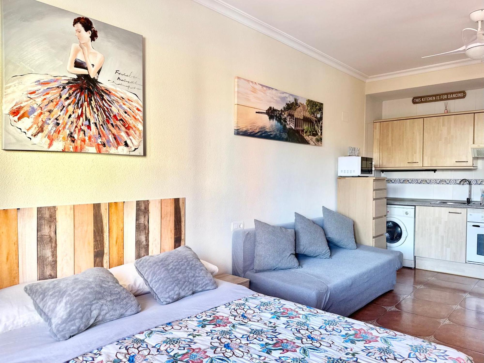 Costa Del Sol Seaside Studio - 5 Mins From Beach 푸엔히롤라 외부 사진